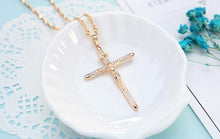Charger l'image dans la galerie, Collier croix Jésus plaquée or 18 carats avec strass - le comptoir des croix