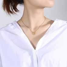 Charger l'image dans la galerie, collier ras de cou médaillon croix chrétienne - le comptoir des croix