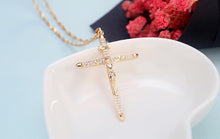 Charger l'image dans la galerie, Collier croix Jésus plaquée or 18 carats avec strass - le comptoir des croix