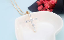 Charger l'image dans la galerie, Collier plaqué or avec pendentif croix diamant - le comptoir des croix