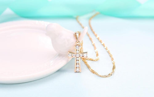 Collier avec pendentif croix catholique diamant - le comptoir des croix