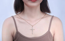 Charger l&#39;image dans la galerie, Collier croix Jésus plaquée or 18 carats avec strass - le comptoir des croix
