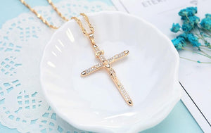 Collier croix Jésus plaquée or 18 carats avec strass - le comptoir des croix