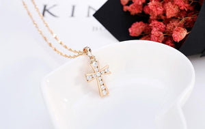 Collier avec pendentif croix catholique diamant - le comptoir des croix
